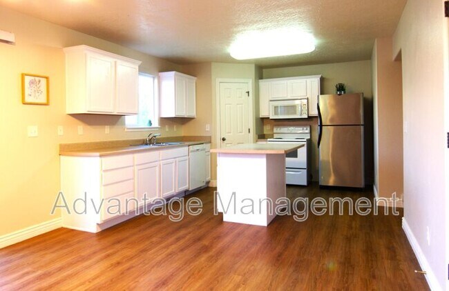 Building Photo - 4044 S Lake Vista Dr