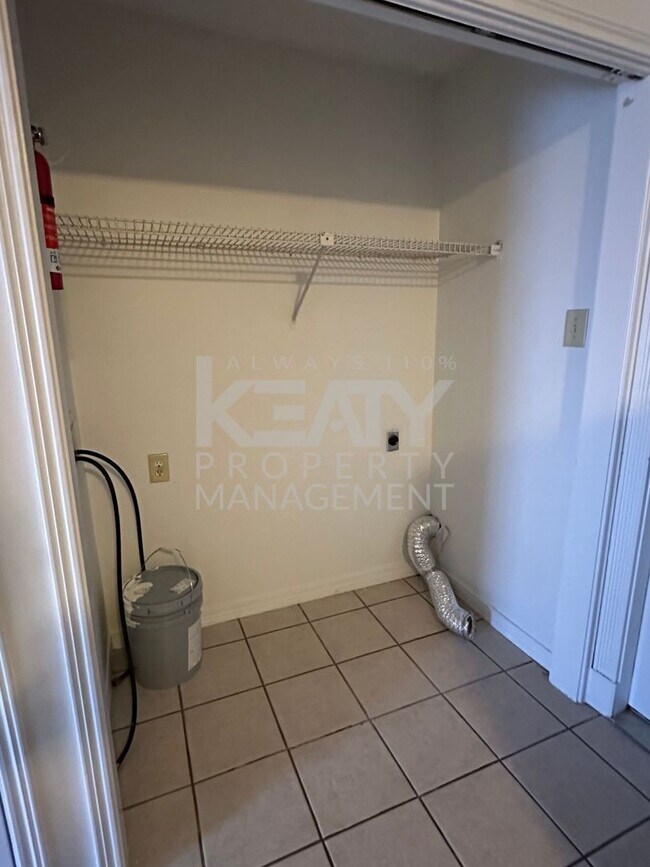 Building Photo - 2 Bed / 1.5 Bath Apartment COMING SOON!