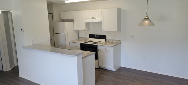 Building Photo - Landing - 633-107