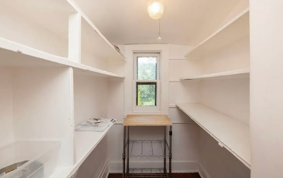 Building Photo - 229 Saint Albans St N