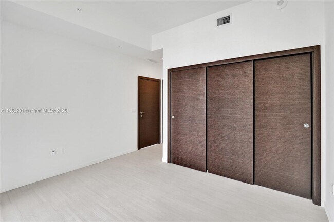 Building Photo - 1000 Brickell Plaza
