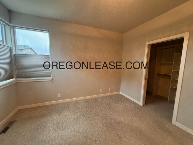 Building Photo - 3 Bedroom 3 bath Crescent village home