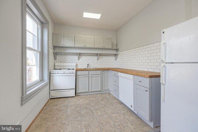 Building Photo - 1525 Tasker St