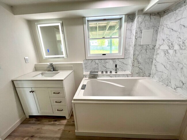 Building Photo - Absolutely Stunning Home! - 3 Bedroom 2 Fu...