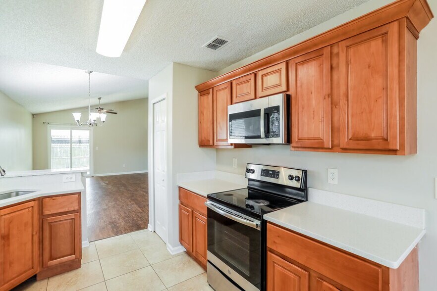 Building Photo - 3233 Chantilly Ct