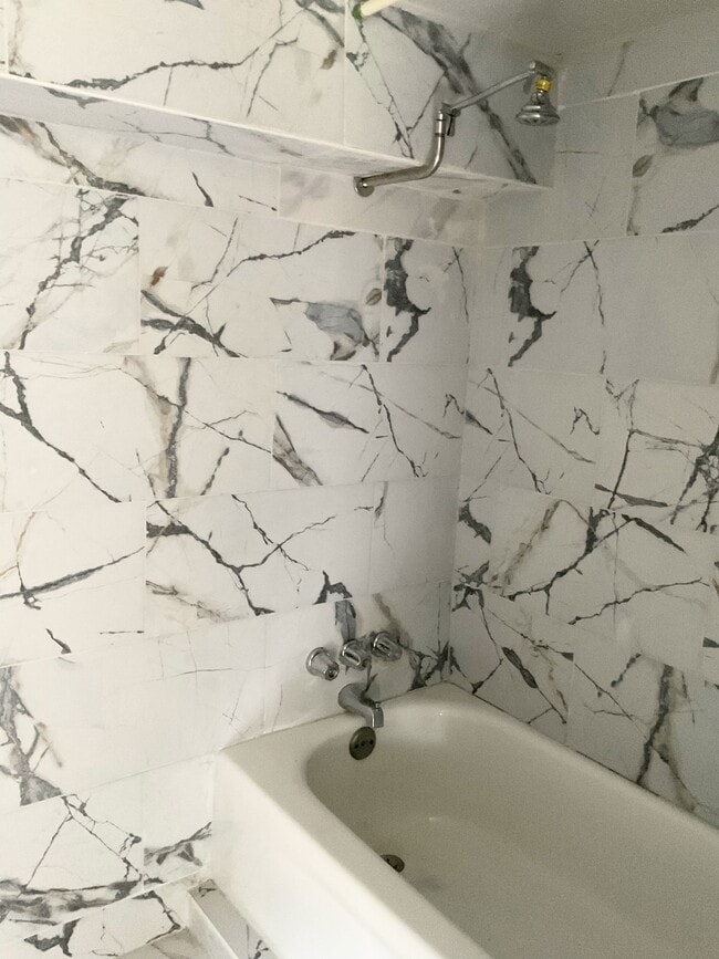 Building Photo - 1356 W 24th St