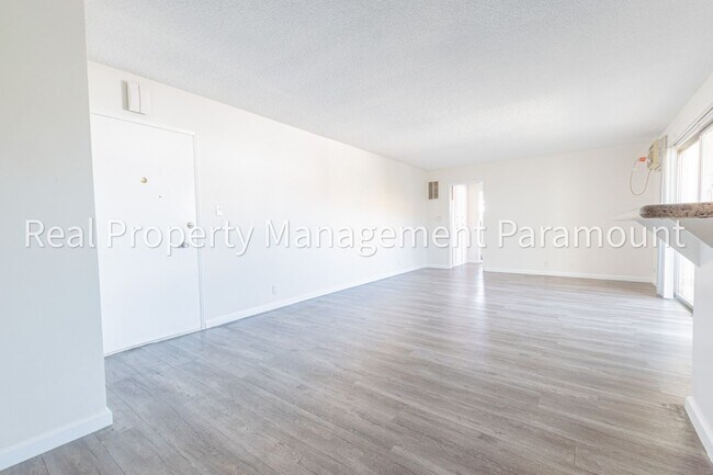 Building Photo - Beautiful One Bedroom Apartment in Miracle Mile
