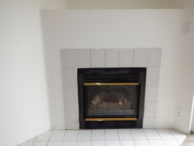 Building Photo - Single Level 2 Bed/2 Bath End Unit with Ga...