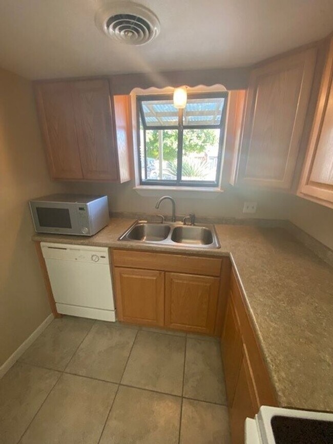 Building Photo - 1014 Plaza Del Sol