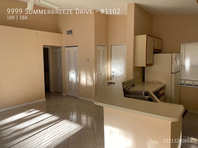 Building Photo - Spacious 1/1 in Summerbreeze Condominums