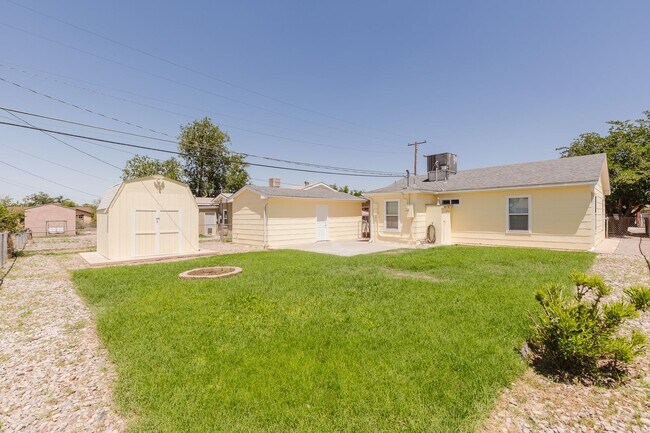 Building Photo - Adorable 2 bedroom 1 bath House