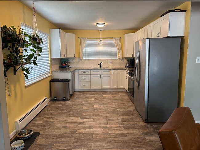 Building Photo - 719 E Madison St