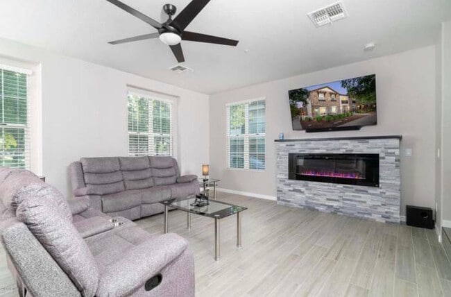 Building Photo - 2726 S Equestrian Dr