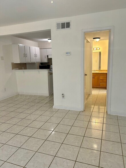 Building Photo - 201 W Rosamond St