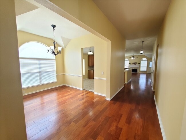 Building Photo - 2502 Suncreek Ln