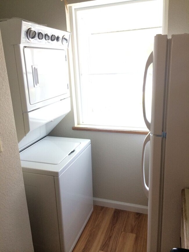 Building Photo - 2 Bedroom 1.5 Bath updated Condo