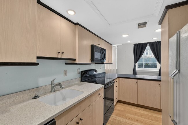 Building Photo - Welcome to the Baynard House; Elegant, Spacious & Bright Showing- Showing Sunday 7/26 9:30am-9:45am