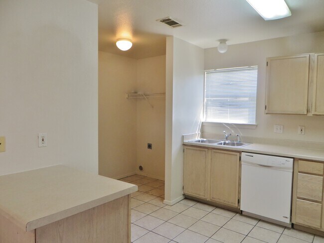 Building Photo - 2 Bedroom 2 Bathroom Unit In Georgetown