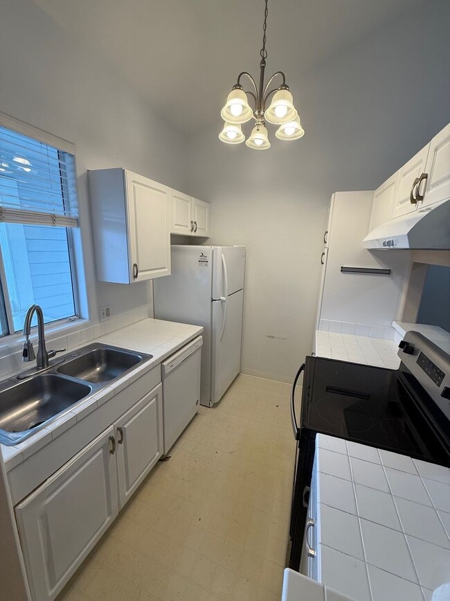Building Photo - $2,500 / 2br - 2 bath, Condo with Lanai (K...