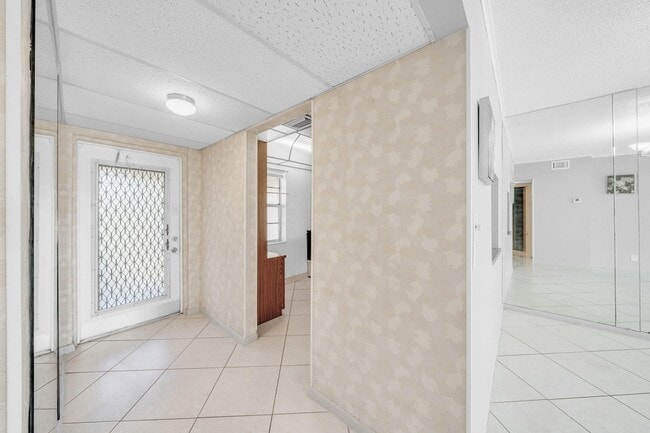 Building Photo - 1035 Country Club Dr