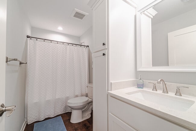 Building Photo - 5070 Ranchview Ln N