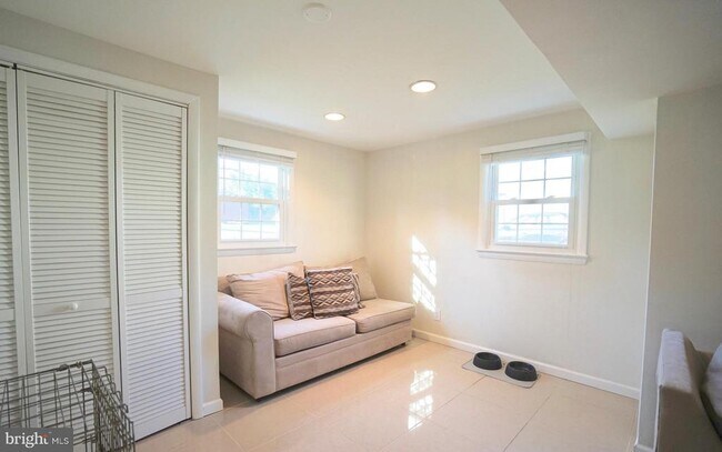 Building Photo - 4218 University Dr