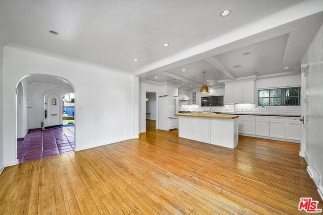 Building Photo - 333 S Roxbury Dr