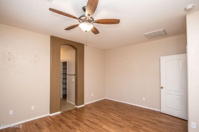 Building Photo - 44629 W Santa Fe St