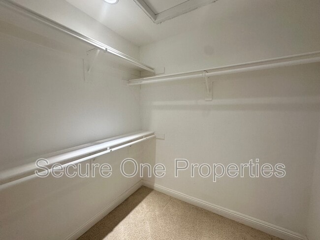 Building Photo - 1695 Berkshire Dr