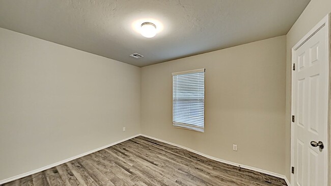 Building Photo - Very Nice 3 Bedroom 2 Bath Home in Yukon S...