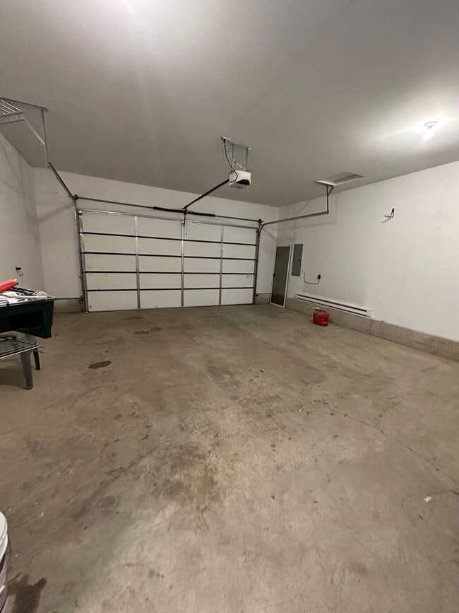 Building Photo - 3 Bedroom Townhome