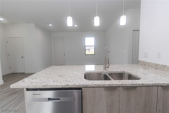 Building Photo - 3015 S Balsam Cir