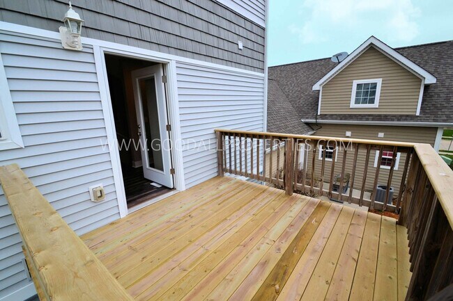 Building Photo - 2 Bedroom, 2 1/2 Bath Townhome in Urbandale with attached 2 car garage