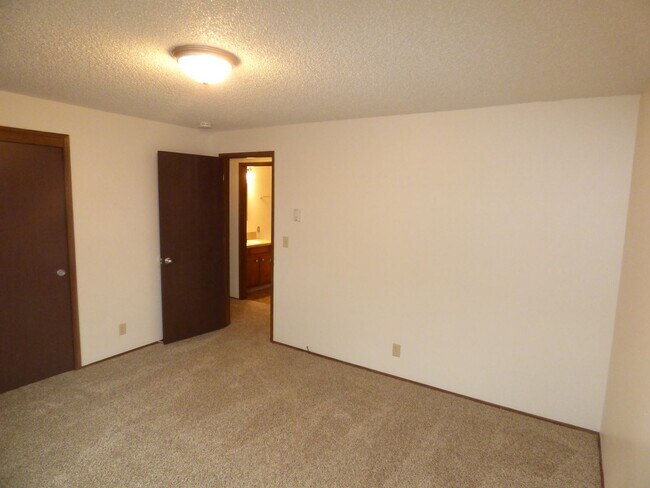 Building Photo - Rent Special: 1/2 Off April's Rent!! 2-bedroom Single Level Apartment