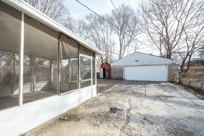 Building Photo - "Charming 2-Bedroom Retreat in Heart of In...