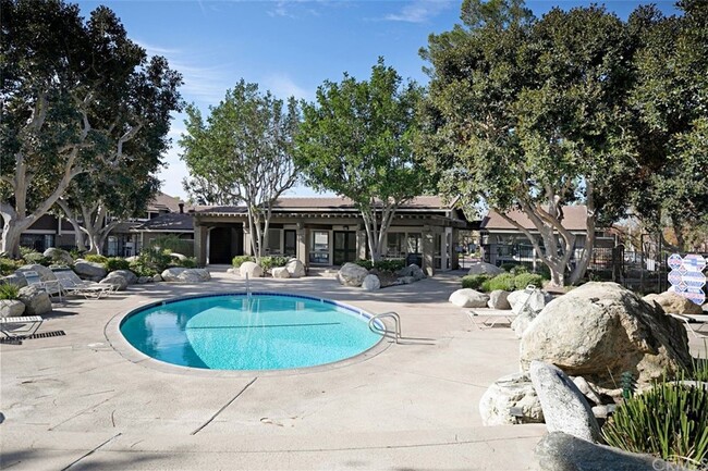Building Photo - 323 Streamwood-