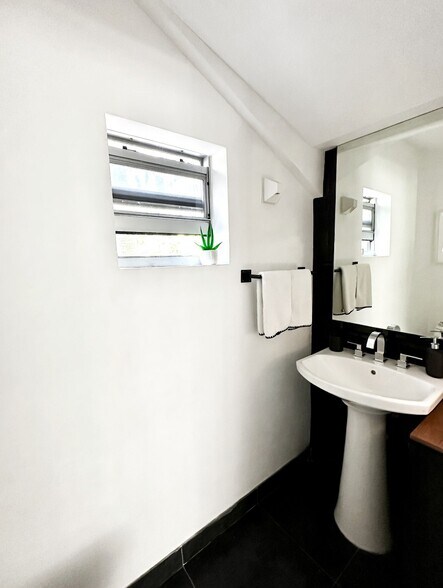 Building Photo - 2135 Washington Ct