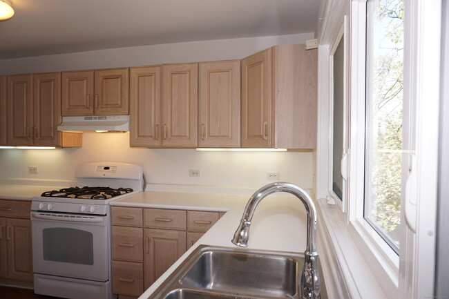Building Photo - 453 E Putnam Ave