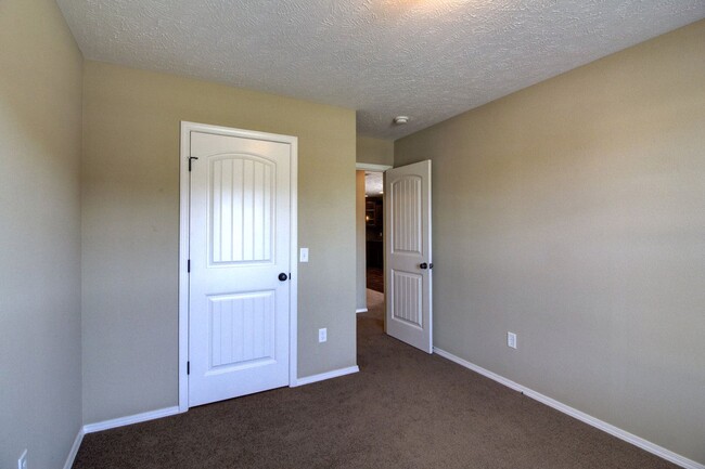 Building Photo - 3 Bedroom in Ozark!