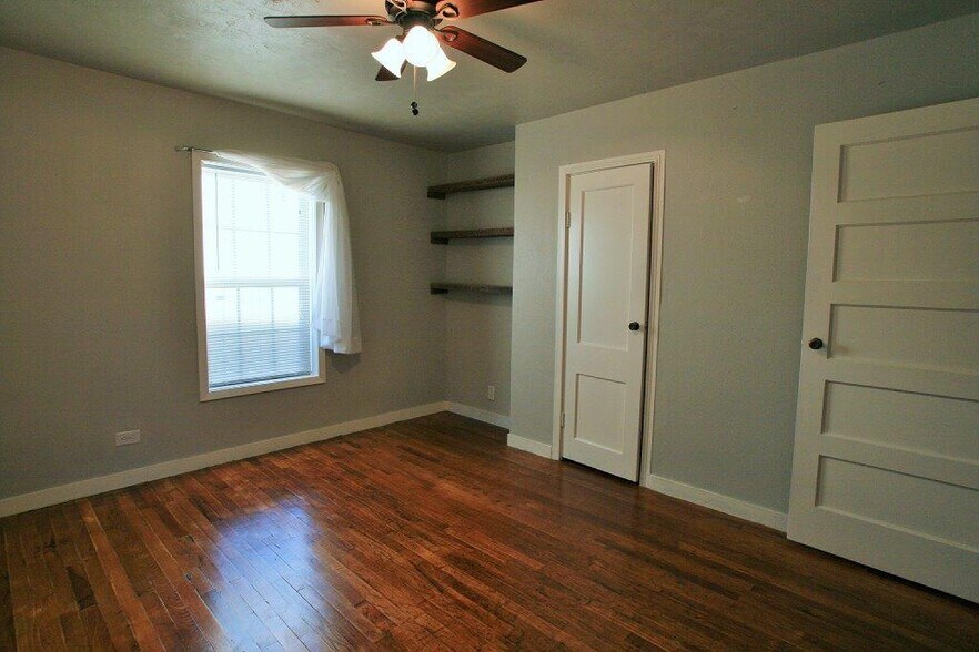 Master Bedroom - 404 Briggs St
