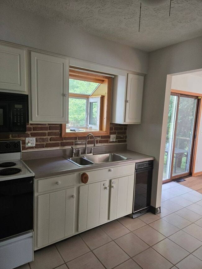 Building Photo - Lakeview 3 Bedroom  1.5 Bath  Home for Ren...