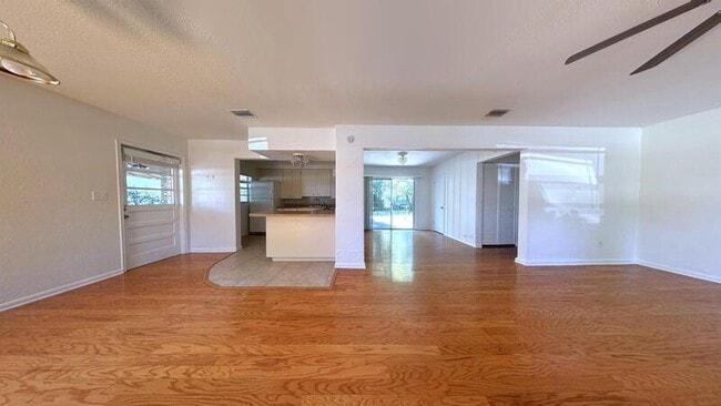 Building Photo - 1502 W Country Club Dr