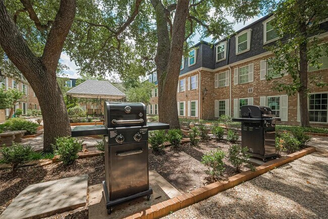 Building Photo - 359 N Post Oak Ln