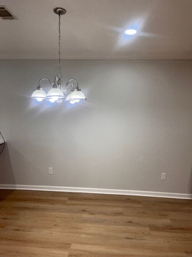 Building Photo - Conveniently located close to shopping, schools, etc.