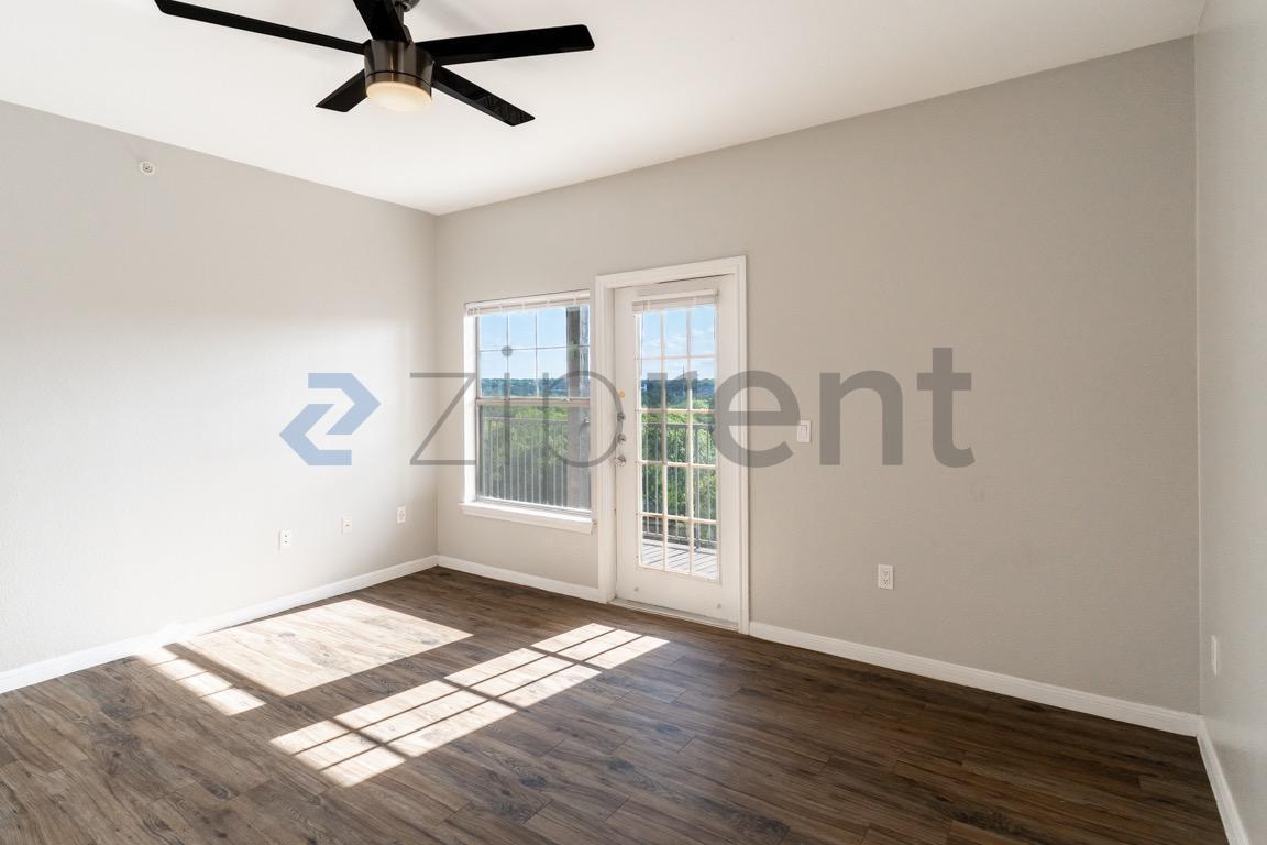 Building Photo - Unit 823