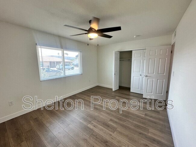 Building Photo - 10806 W Camelot Cir