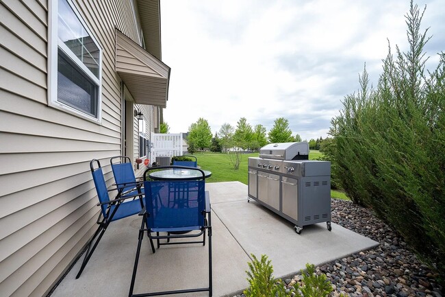Building Photo - Rare super nice 3 bed end unit townhouse f...