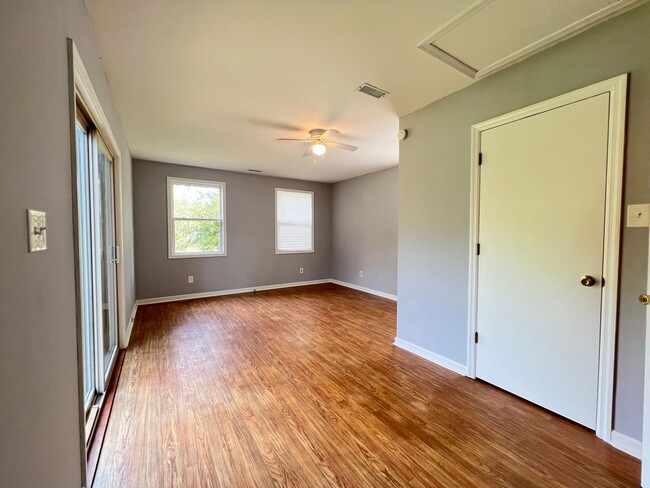 Building Photo - Charming, Cute and Move-in Ready!