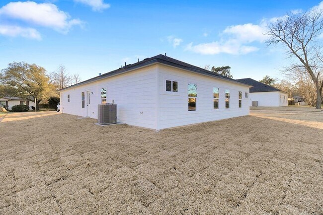 Building Photo - 104 Runnels St