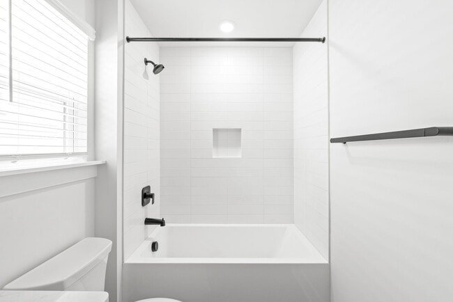 Building Photo - Move-in Ready Modern Townhome!!